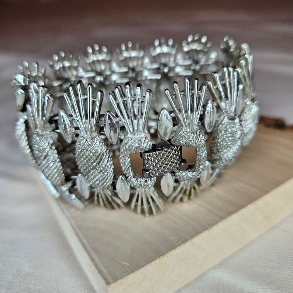Sarah Coventry Vintage 1960s Pineapple Crown Panel Bracelet - Some Wear - Picture 3 of 12
